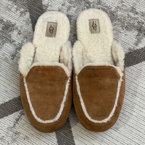 Size 8 Women’s Ugg Slippers in Chestnut.